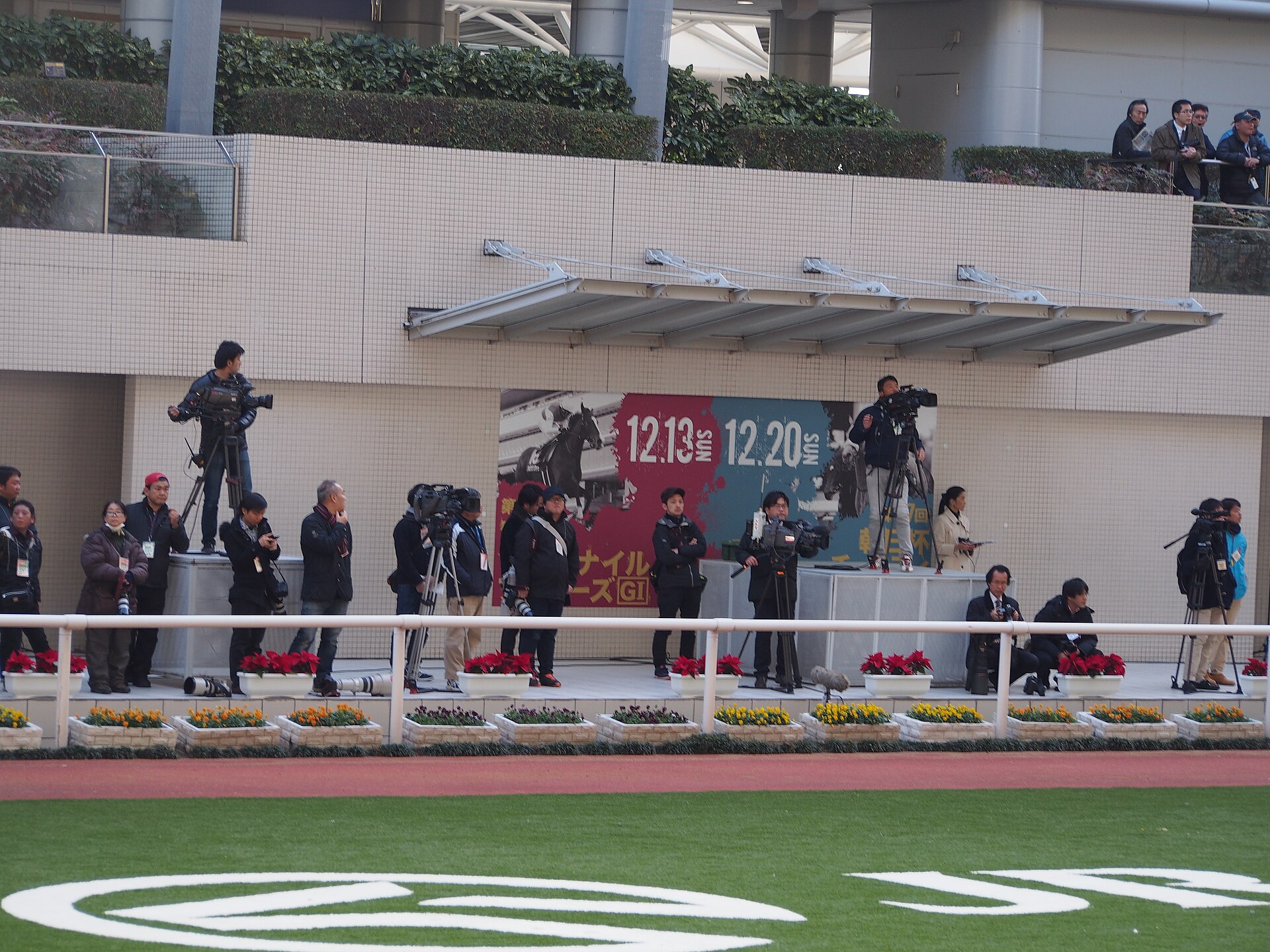 Hanshin Racecourse Paddock (23784808041)